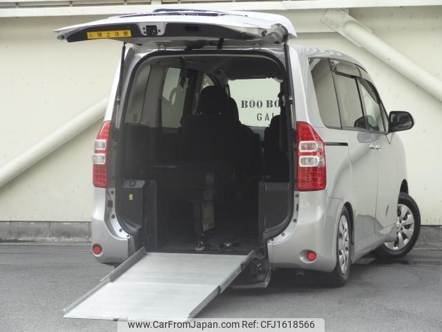 toyota noah 2010 CFJ1618566 image 1