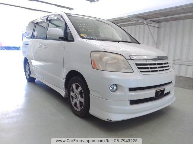 toyota noah 2005 ENHANCEAUTO_1_ea261439 image 1