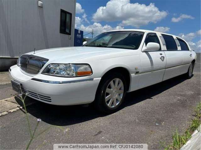 lincoln town-car 2003 -FORD 【名古屋 307】--Lincoln Towncar ﾌﾒｲ--1L1FM81W03Y645881---FORD 【名古屋 307】--Lincoln Towncar ﾌﾒｲ--1L1FM81W03Y645881- image 2