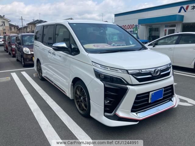 toyota voxy 2020 -TOYOTA--Voxy DBA-ZRR80W--ZRR80-0587098---TOYOTA--Voxy DBA-ZRR80W--ZRR80-0587098- image 1