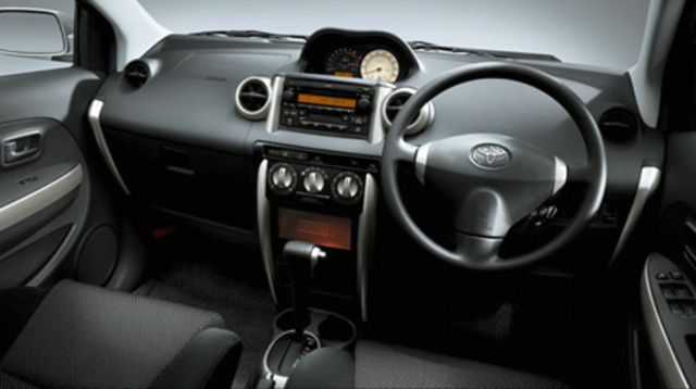 Interior Toyota Ist 2004