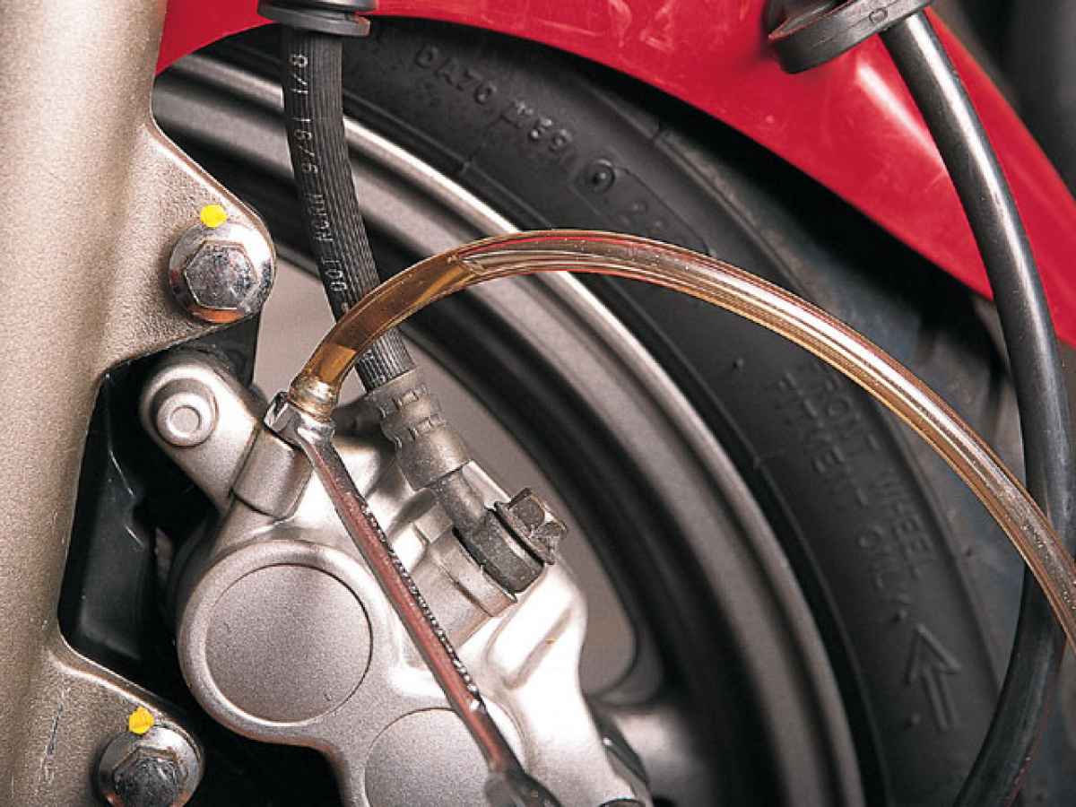 Turns fall when you press the brake: possible causes, solutions and recommendations Turns fall when you press the brake: possible causes, solutions and recommendations