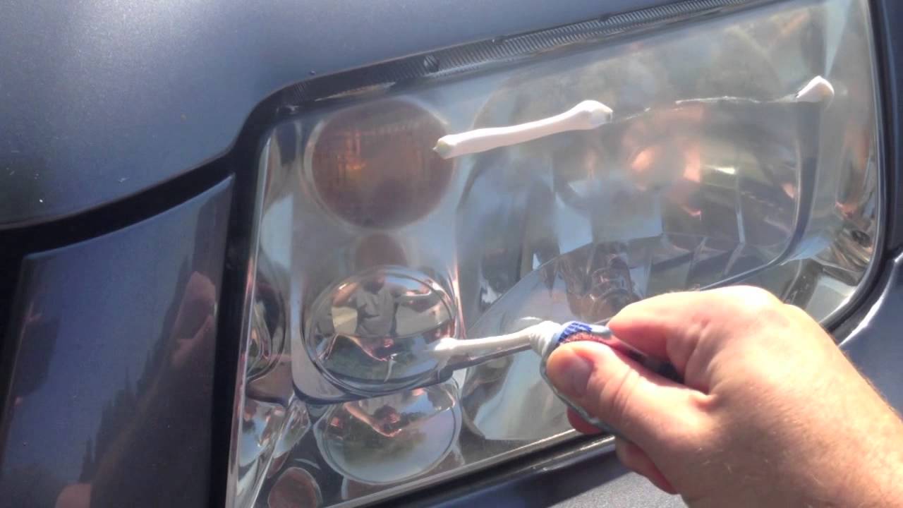 Use toothpaste to clean the headlights car cleaning