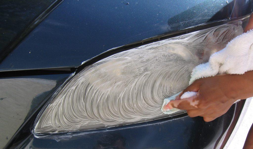 Clean car headlight with Toothpaste Clean car headlight with Toothpaste - Useful car hacks for you