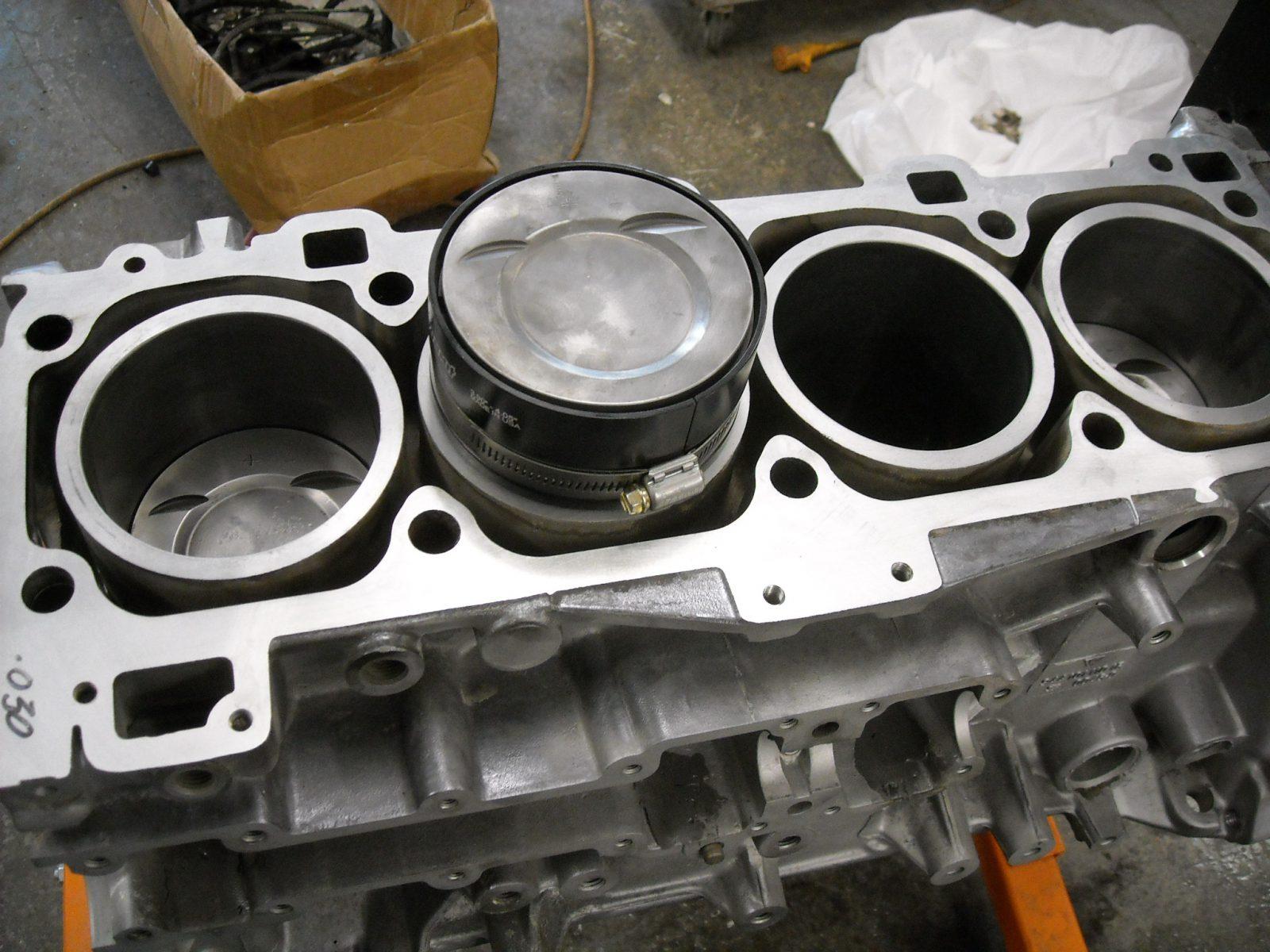 Car's lower piston car engine noises