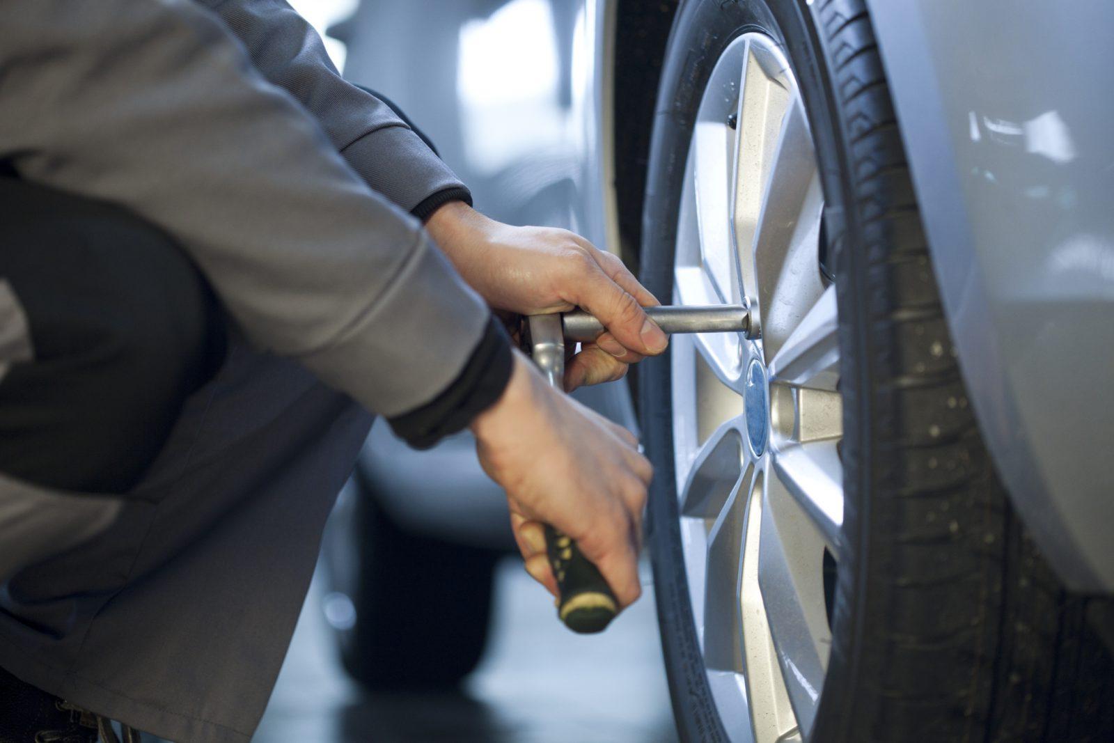 How to Change Car Tire in ONLY 20 Minutes CAR FROM JAPAN