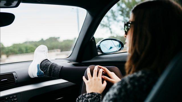 Even the seatbelt cannot ensure safety. dangerous habits