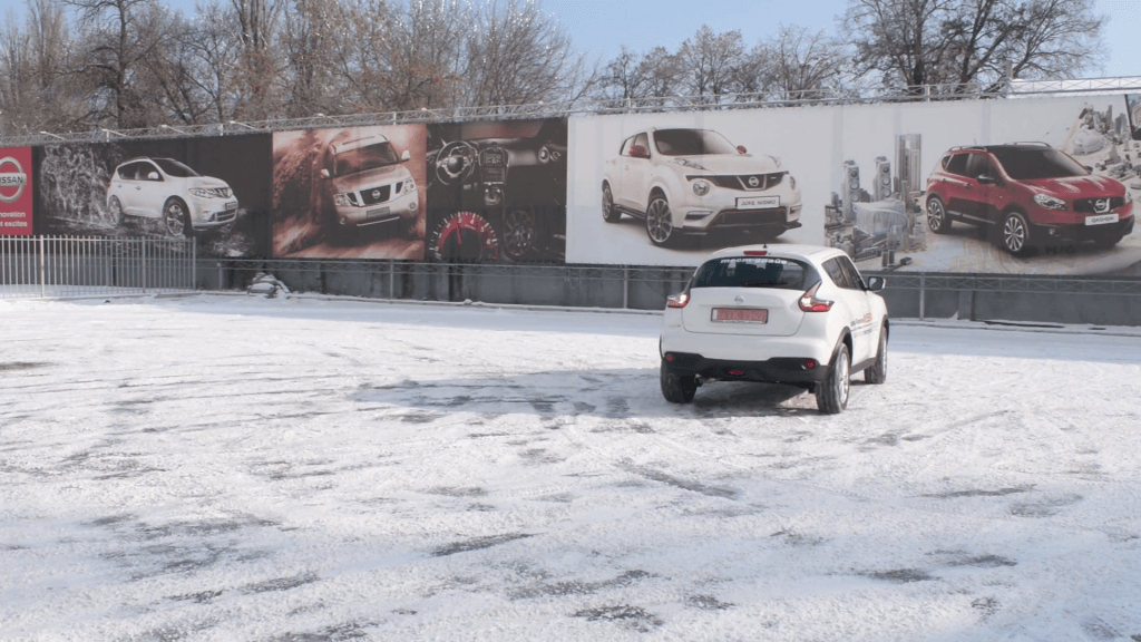 Out-of-control car in snow Balancing out-of-control car