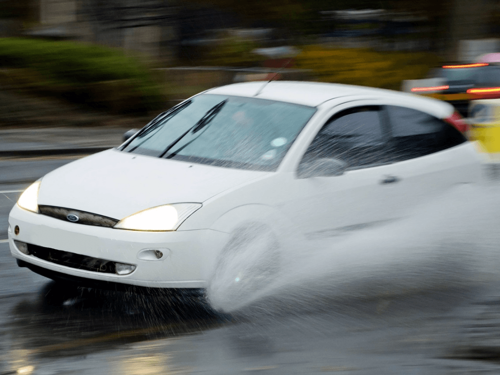 Out-of-control car in rainy weather Handling out-of-control car