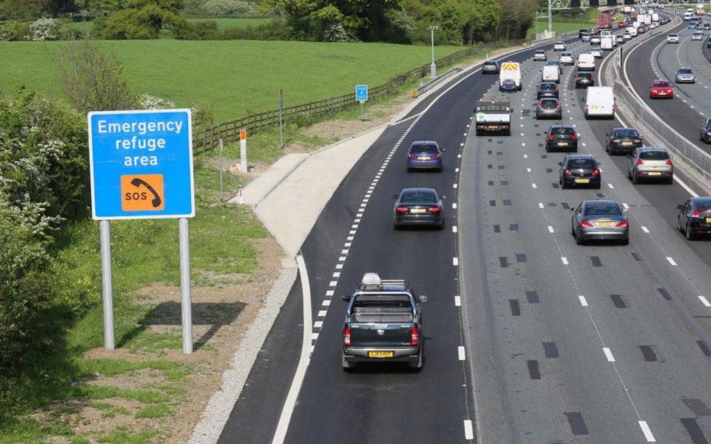 Voie d'urgence sur l'autoroute