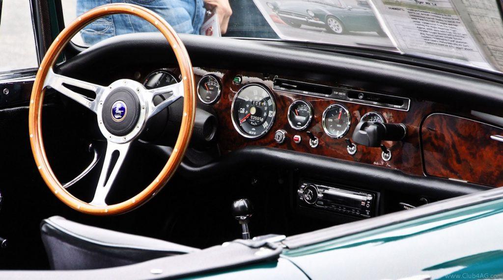 Left Hand Drive vs Right Hand Drive, which one is safer?