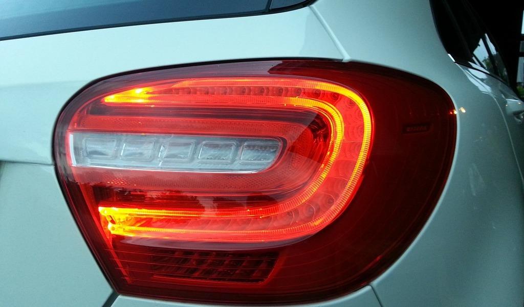 2003 nissan altima left tail light