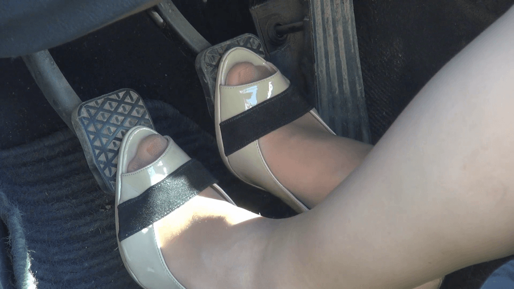 Consequences if you use the brake and the clutch at the same time Tips to use the brake and the clutch at the same time
