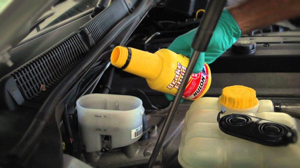 Observing oil level for brake problems