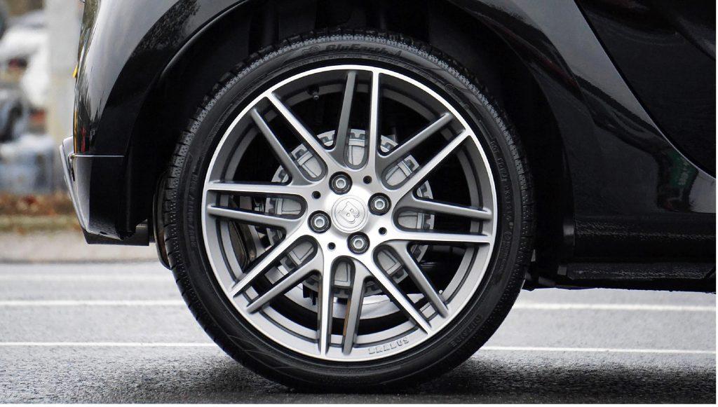 difference between tubeless tyre vs tube tyre