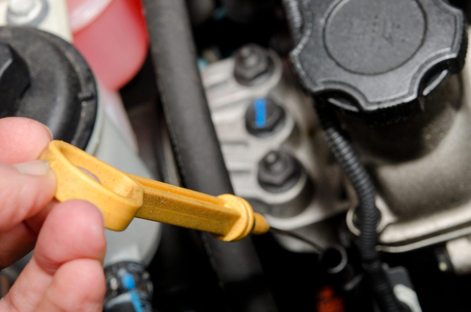 How To Check Engine Oil? The Right Ways To Do It! - CAR FROM JAPAN