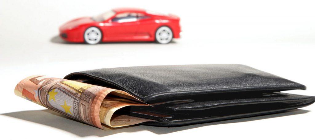 CAR PRICES : DIFFERENCE BETWEEN RETAIL PRICE AND ON-ROAD PRICE Factors on car prices: Retail Price and On-Road Price