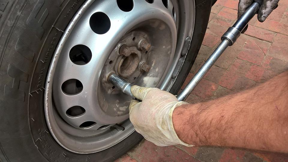 Things to keep in mind while changing tires on the car changing tires on the car