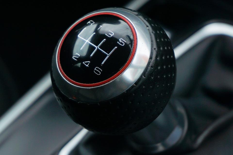 don-t-rest-your-hand-on-the-gearstick-here-s-why-car-from-japan