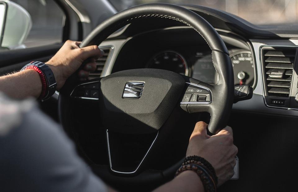 How You Damage the when you rest your hand on the gearstick? Why you should not rest your hand on the gearstick? Know Here