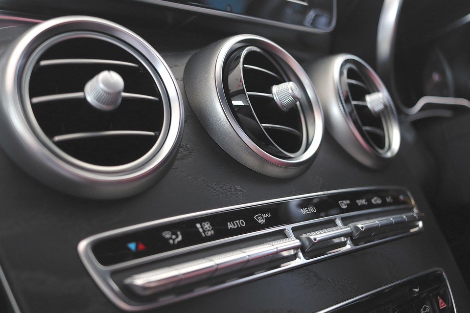 Climate Control vs Air Conditioning- differences to know Climate Control vs Air Conditioning: Uncovering the differences