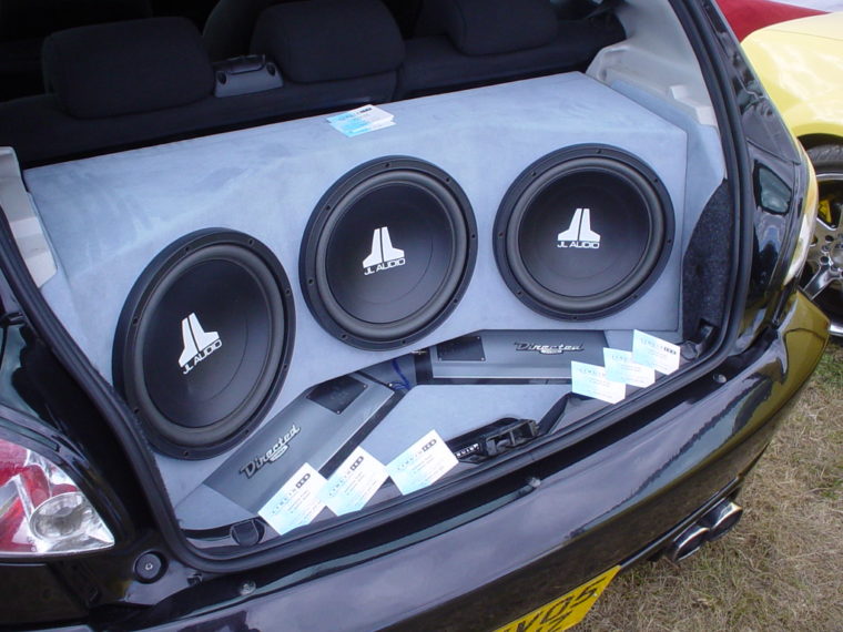 Make Sure to Connect the Amplifier For The Best Sound The Amplifier Should Not Touch The Car Metal