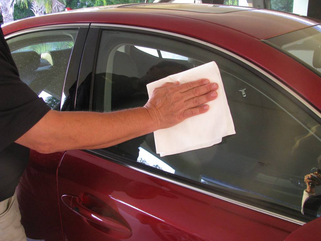 Wipe the glass with a sponge or cloth for crystal clean look Do not spray the cleaner directly on the windows