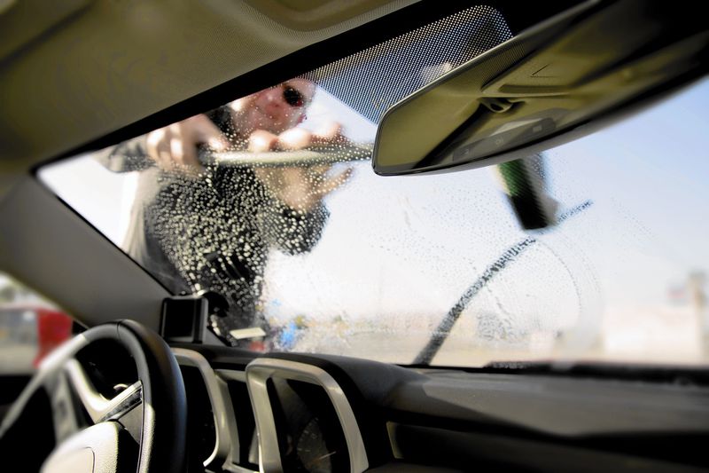Windshield Cleaning. clean windshield without streaks