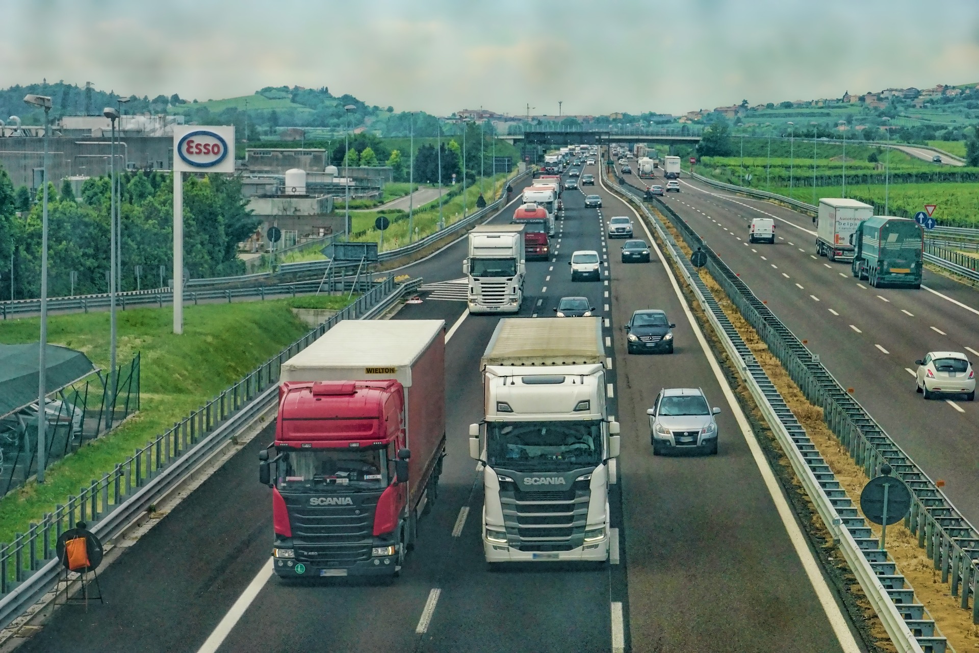 Semi Trucks have drum brakes to stop the vehicle safely. Wearing a seatbelt is beneficial when driving a semi truck.