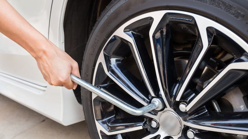 Torquing a Wheel Nut how to use a torque wrench