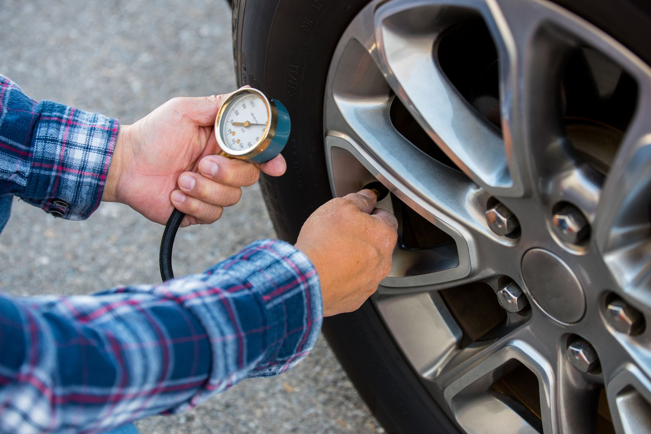 Dial tire pressure gauges
