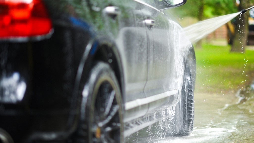 best time and temperature to wash car