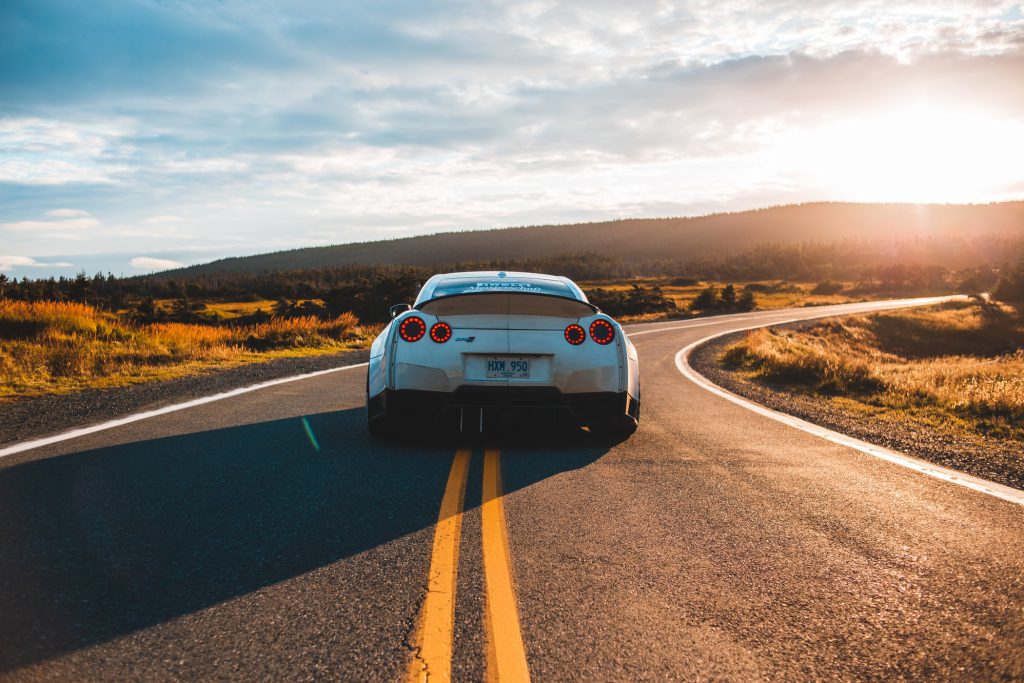 Always turn the vehicle slowly to the right Right turn at an intersection