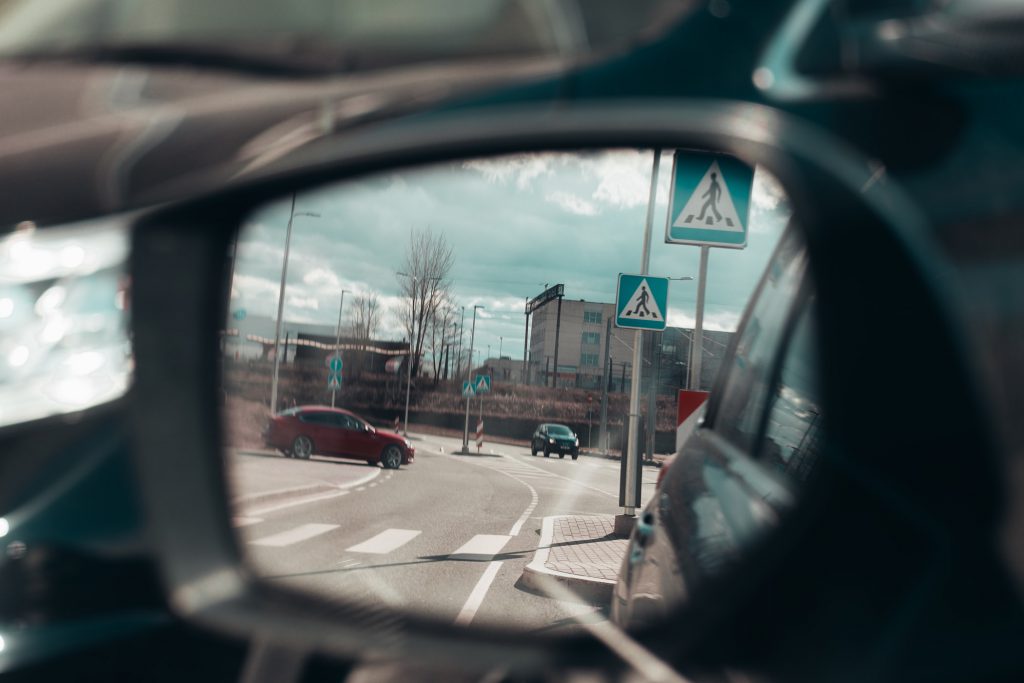Determine yield sign, stop sign, or traffic light at intersection When making a turn at an intersection