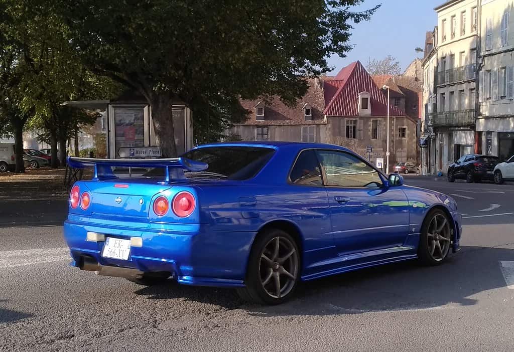 nissan r34 gtr vs gtt