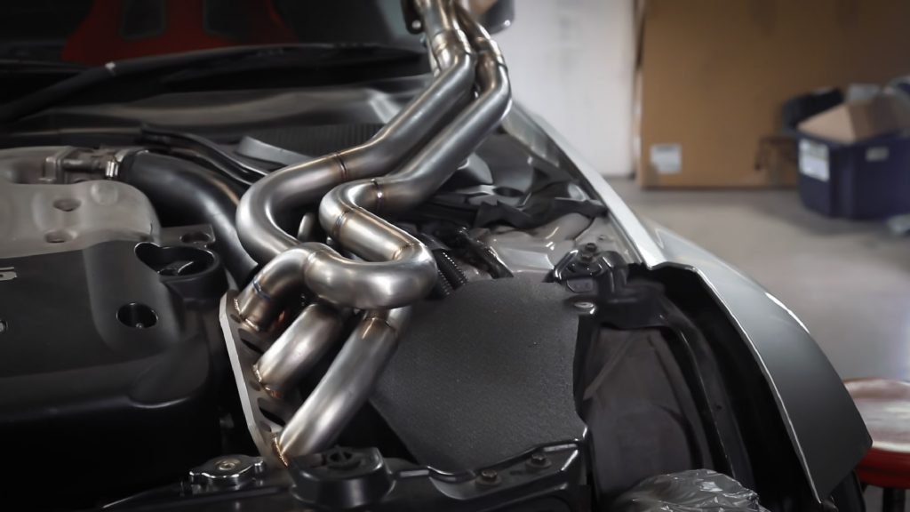 If you are running your vehicle without a header, there are chances that it will pull in the outside air. Car headers glowing red