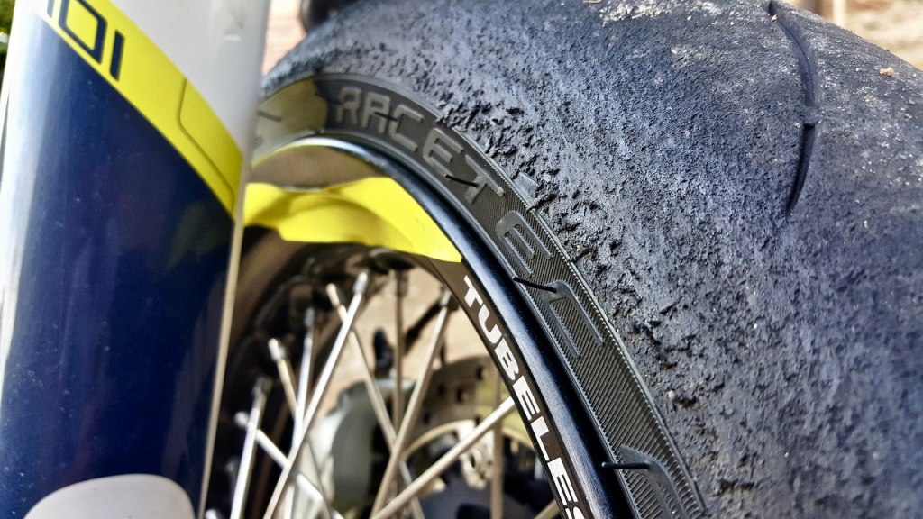 how to break a tire bead (Photo Source: pixabay) how to break a tire bead (Photo Source: pixabay)