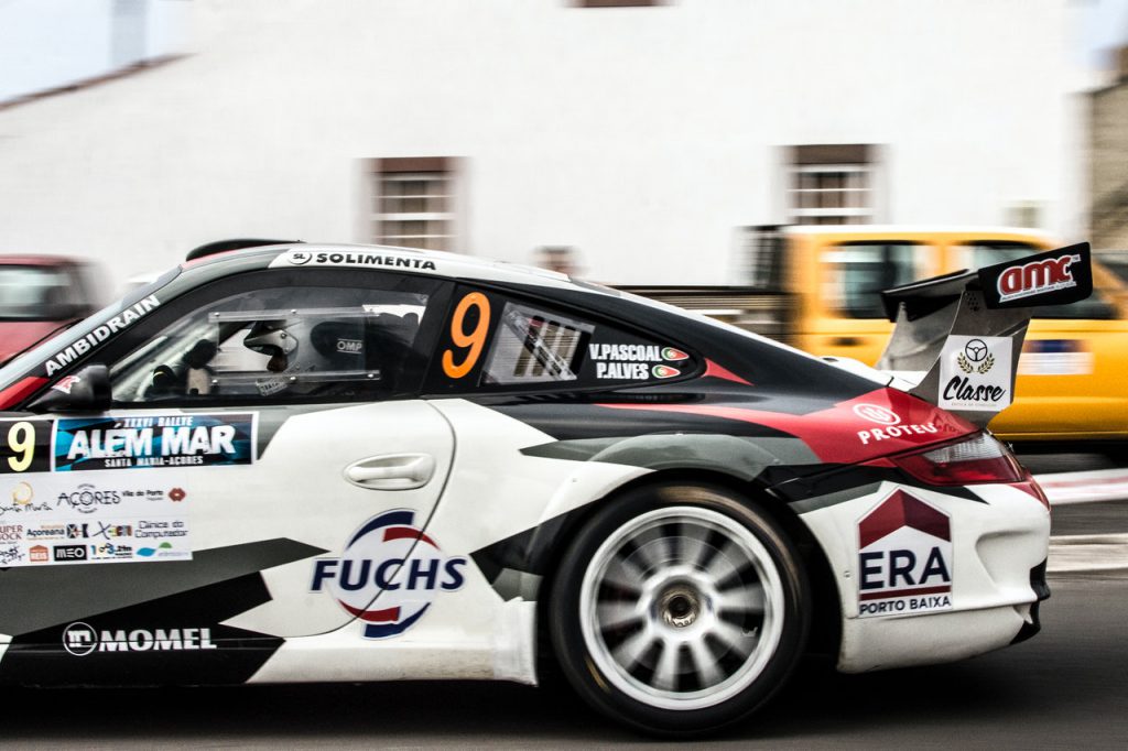 It is hard to decide which is more suitable (Photo Source: Pexels) car spoiler vs car wing