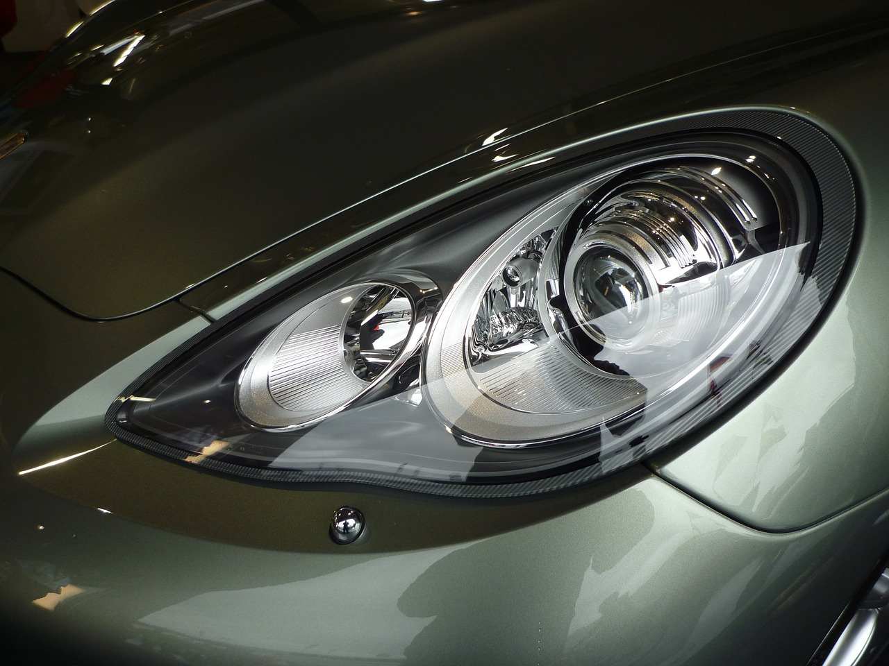 Enjoy a better vision at night with projector headlights. projector vs reflector headlights