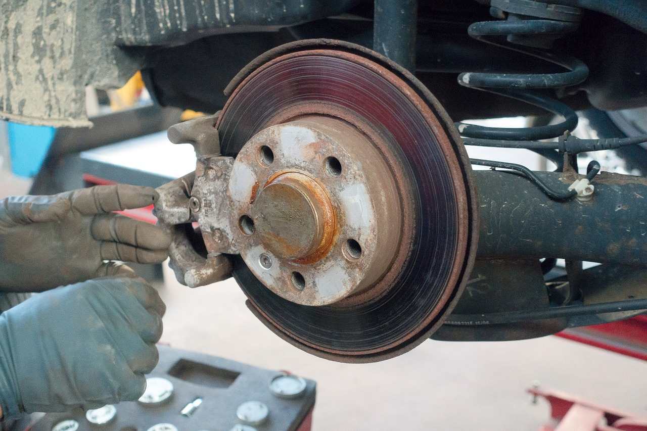 Turning the rotors of a car. turning rotors on car